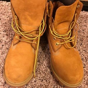 Like new Timberland grade school boys work boots in size 5.5 M